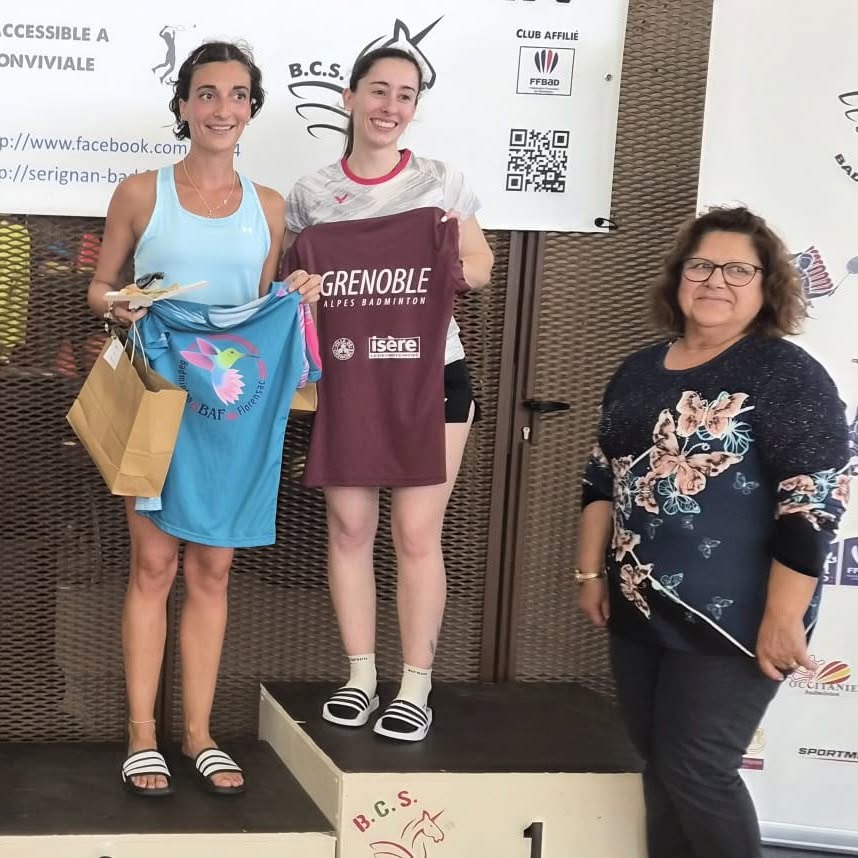 Une joueuse de Badaflo récompensée sur le podium du tournoi Lou Camel