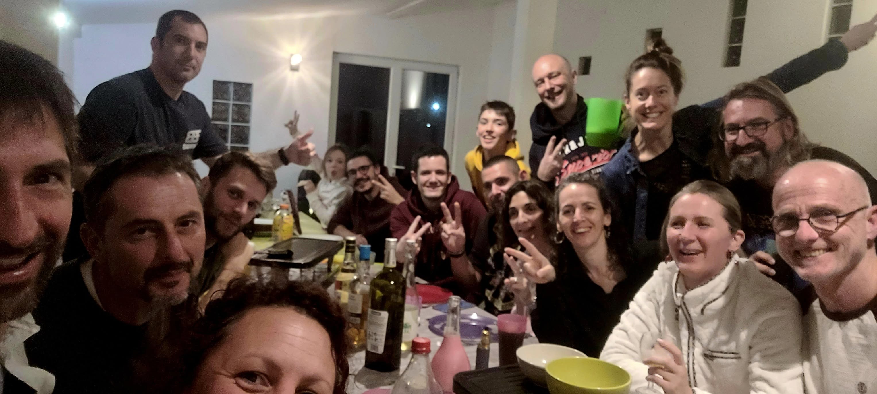 Les membres de Badaflo réunis autour d’une grande table pendant un week-end du club