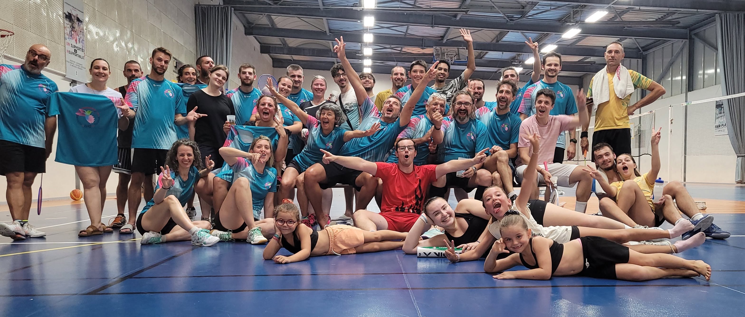 Les joueuses et joueurs de Badaflo réunis sur les terrains de la Halle des Sports de Florensac