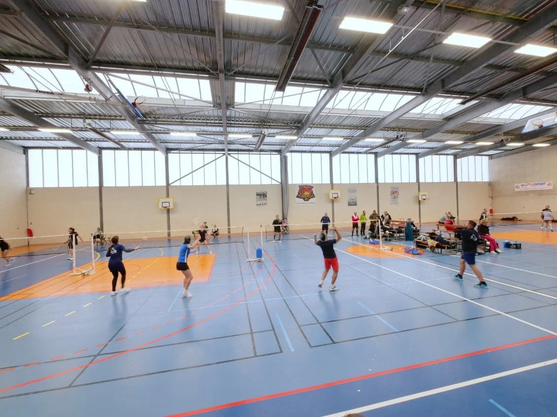 Terrains de badminton installés dans la Halle des Sports de Florensac